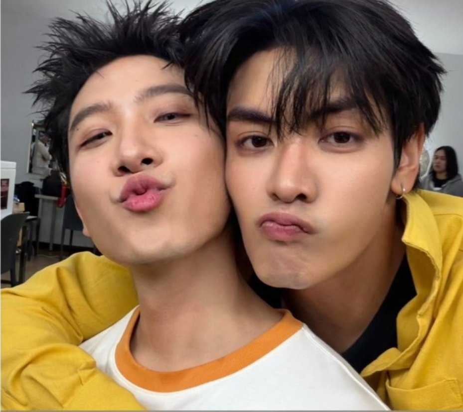 firstkhao_diwa's tweet photo. EMBPFK CLOSE FRIENDS PARTY

#FFFPartyConcert2026D1

//Joong's FFF review this is so sweet... the cutest brothers 🥺

Today, P'Khaotung shined so bright in every single song. The song choices were incredibly tough, but he really proved that small things come in powerful packages. His hair looked so handsome, his vocals were amazing, his dancing was on point, and he could even play musical instruments! Adding +1000 points for handsomeness. You did so well, Ouan

P'First was like a puppy with big twinkling eyes today. He was truly my easily-teared-up puppy. You did so great, Ouan. He looks so handsome with short hair, but to me today, P'First is just 3 years old. I want to scoop him up and take him home so bad! His singing was great, and his dancing was adorable, giving it a 2/10 (Gen Z style/ironic score). His song choices showed such good taste, the maes absolutely loved it. Judging by the screams, he’s going to have a massive line of mom-fans after the concert.