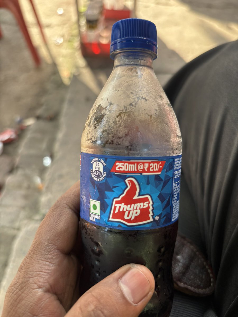 Bebakjai57's tweet photo. मै एक 250ml का  Thums Up कोल्ड्रिंक्स लिया, ये कोल्ड्रिंक्स पहले से बर्फ था उसके बाद भी इसने कहा इतना ठंडा कर दिया हूँ, 

जिसका अतिरिक्त चार्ज देनी होगी जिसका पहले मूल्य 20रु था उसके बाद इसको 25 देना पड़ा.!

इंसान सोचता हैं की छोटे-छोटे अमाउंट के लिए झगड़ा करना अ...Open news https://t.co/vuW0LQryT7