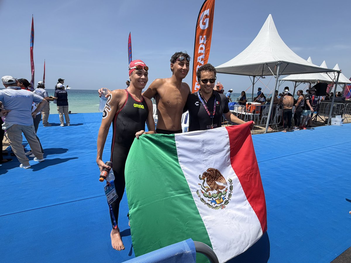 cruizatletasmx's tweet photo. #AguasAbiertas Medalla de oro y bronce 🇲🇽 en el maratón de 10 kilómetros varonil de @SDQ2026 con Paulo Strehlke 🥇 y Diego Obele 🥉 en el Puerto San Sauci. Fueron recibidos por @maryjosealcala, presidenta del @COM_Mexico quien reconoció su esfuerzo. Primer🥇en varonil. #LaRazon https://t.co/XFMMiqy4Xc