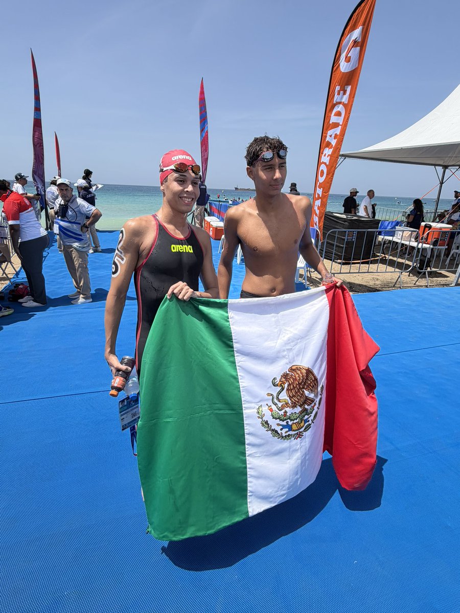 cruizatletasmx's tweet photo. #AguasAbiertas Medalla de oro y bronce 🇲🇽 en el maratón de 10 kilómetros varonil de @SDQ2026 con Paulo Strehlke 🥇 y Diego Obele 🥉 en el Puerto San Sauci. Fueron recibidos por @maryjosealcala, presidenta del @COM_Mexico quien reconoció su esfuerzo. Primer🥇en varonil. #LaRazon https://t.co/XFMMiqy4Xc