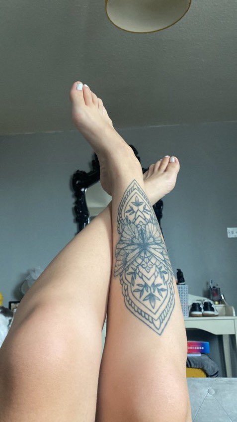 G0DDESSKATELEA's tweet photo. Foot worship video call 📱? 😍

Who’s in, approach mommy now 

Findom femdom bnwo paypigs humiliation foot worship walletdrain cei sph joi cbt ass worship forced intox exposure blackmail https://t.co/5plQuIOwC3