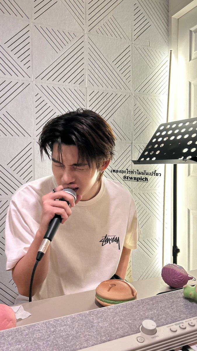 teeteebaipor's tweet photo. เสร็จงานละไปซ้อมร้องเพลง อัดเพลงต่อ พลังยังเหลือล้นจริงๆนะตี๋ ละดูทำหน้า เพลงอะไร๊ 55555555555 https://t.co/V7vpOtYmUt