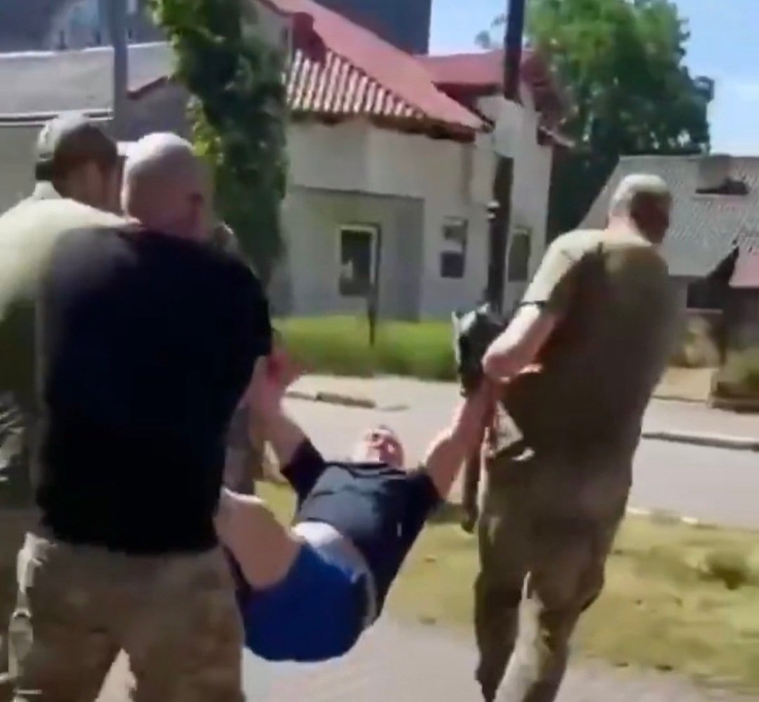 nika_news_'s tweet photo. @AlertaGeo_ El régimen depredador de #EEUU está ayudando al régimen de #Kiev en sus ataques a instalaciones civiles en #Rusia, mientras hace buen negocio, vendiendo armas a Europa para que el corrupo #Zelensky siga mandando ucranianos a la muerte y de paso se enriquezca. https://t.co/IMnFuae9eR