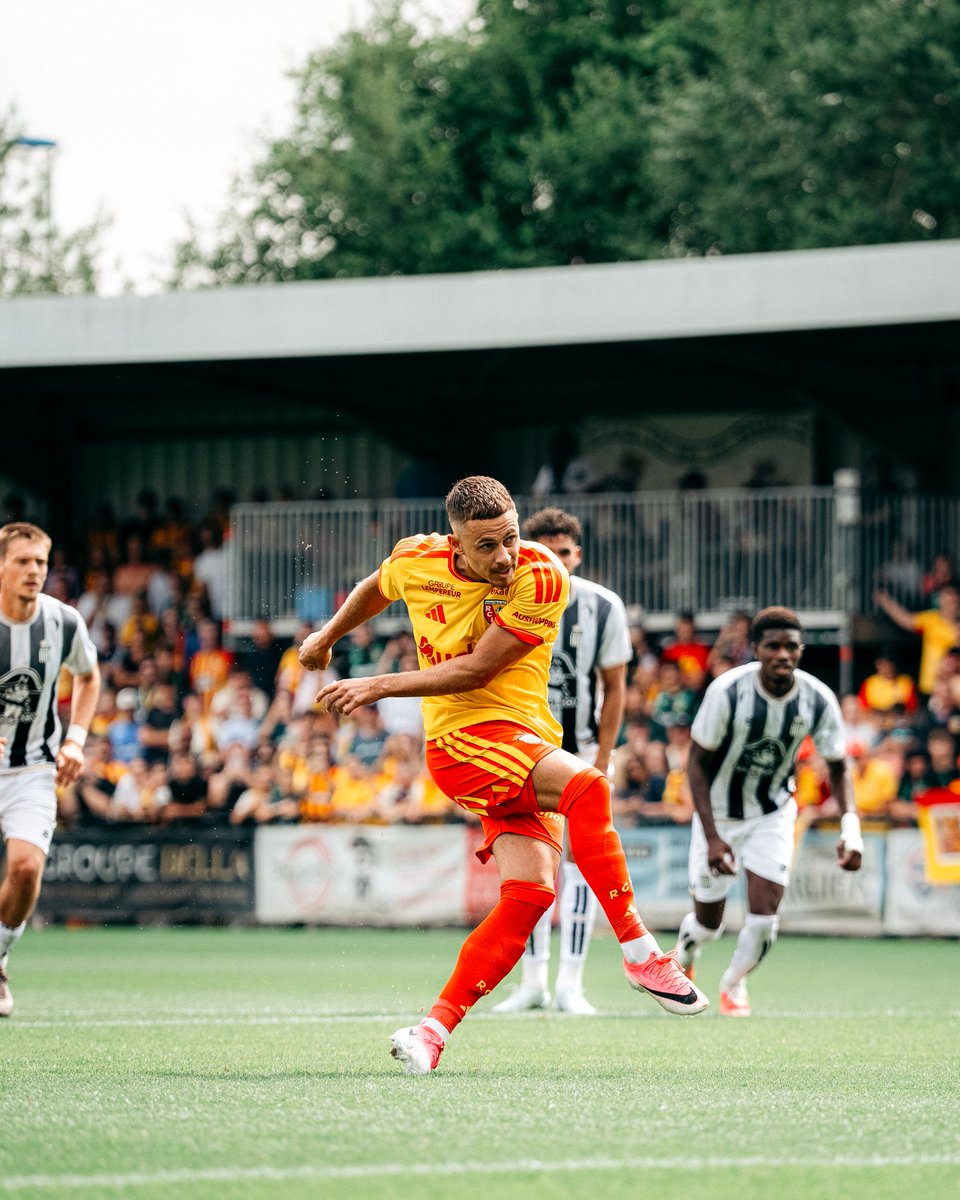 supplensois's tweet photo. #France 🇫🇷 #Ligue1 #RCLens #Amical #RCLRCSC
Pour leur deuxième match de préparation, marqué par les retrouvailles avec leur public, les Lensois ont fait match nul contre Charleroi (2-2, Sima, Hazard). https://t.co/vT16c7K1nj