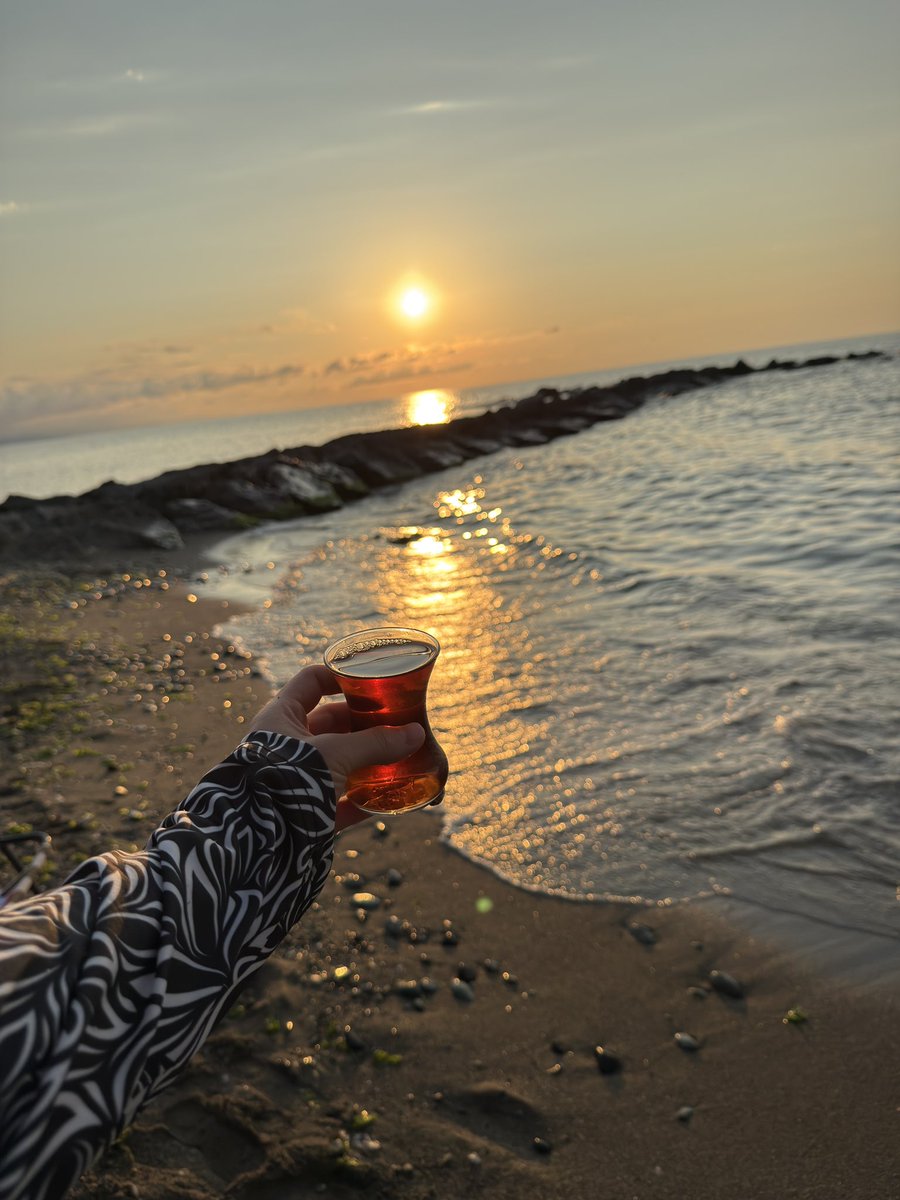evremgr's tweet photo. Deniz ,Çay,Gün batımı 🧡 https://t.co/W79HJQMoW1