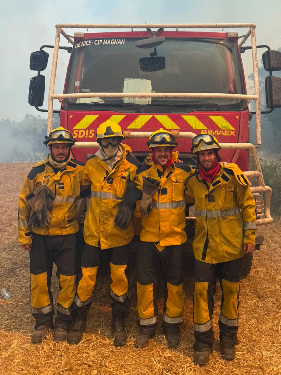 pompier_nice's tweet photo. Un très court instant de pause avec notre équipage niçois du CCFM de MAGNAN engagé dans le Var 🔥🌳
Courage et force les gars ! 💪
#pompier_nice #sdis06 https://t.co/izGPF6KQce