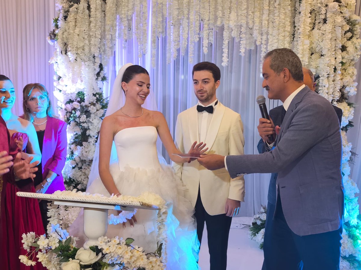 prof_mahmutozer's tweet photo. 📍Ünye 
Ünye Ticaret Borsası Başkanımız Mustafa Uslu’nun kıymetli evladı Bengisu ile Cavıldak ailesinin kıymetli evladı Melih’in Ünye’mizdeki düğün merasimlerine katıldık. Her iki kardeşimize bir ömür boyu mutluluklar diliyor, bu evliliğin Uslu ve Cavıldak aileleri için hayırlara vesile olmasını temenni ediyorum.