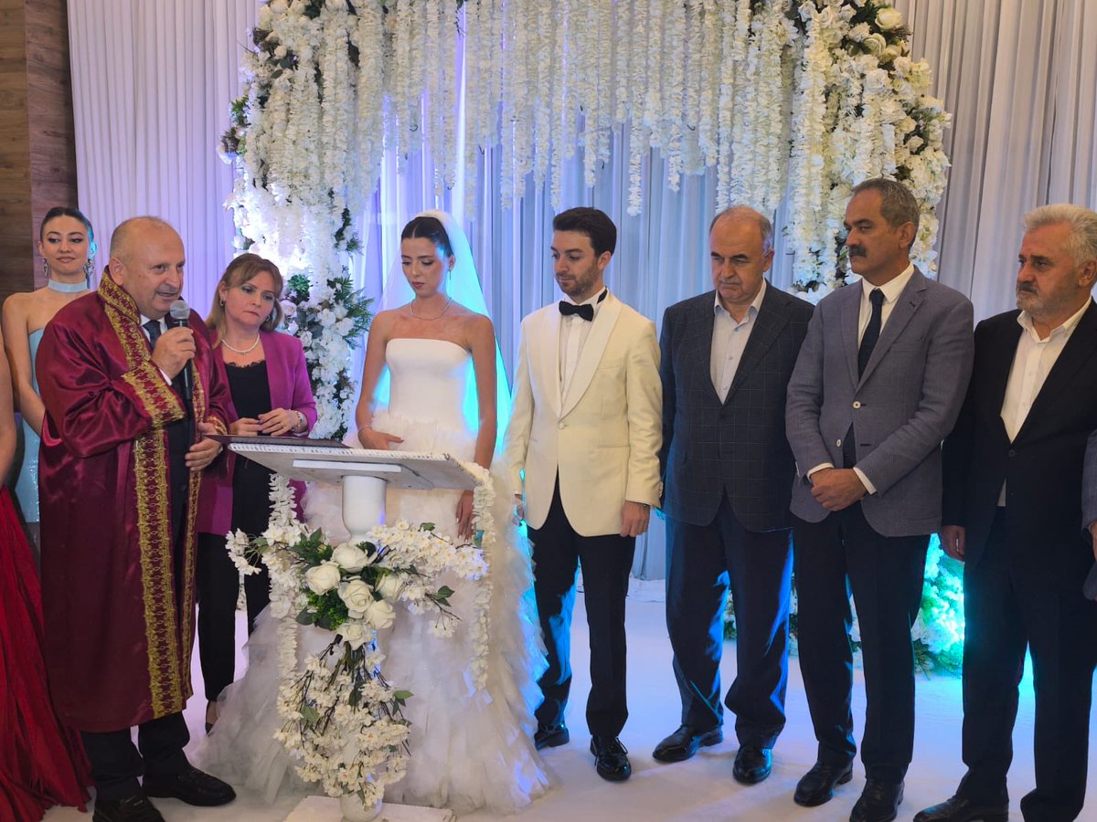 prof_mahmutozer's tweet photo. 📍Ünye 
Ünye Ticaret Borsası Başkanımız Mustafa Uslu’nun kıymetli evladı Bengisu ile Cavıldak ailesinin kıymetli evladı Melih’in Ünye’mizdeki düğün merasimlerine katıldık. Her iki kardeşimize bir ömür boyu mutluluklar diliyor, bu evliliğin Uslu ve Cavıldak aileleri için hayırlara vesile olmasını temenni ediyorum.