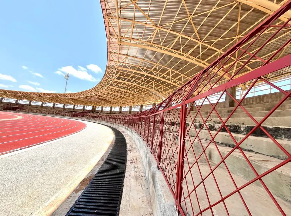 AdamawaLas79384's tweet photo. Adamawa Ultra-Modern Stadium is fast taking shape as roofing works have reached 95% completion level.

His Excellency Governor Ahmadu Umaru Fintiri is building lasting legacy projects across Adamawa State.
#FintiriIsWorking #GreaterAdamawa https://t.co/oyqIJYvDPu