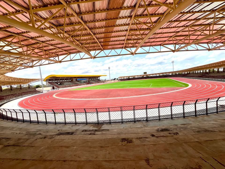 AdamawaLas79384's tweet photo. Adamawa Ultra-Modern Stadium is fast taking shape as roofing works have reached 95% completion level.

His Excellency Governor Ahmadu Umaru Fintiri is building lasting legacy projects across Adamawa State.
#FintiriIsWorking #GreaterAdamawa https://t.co/oyqIJYvDPu