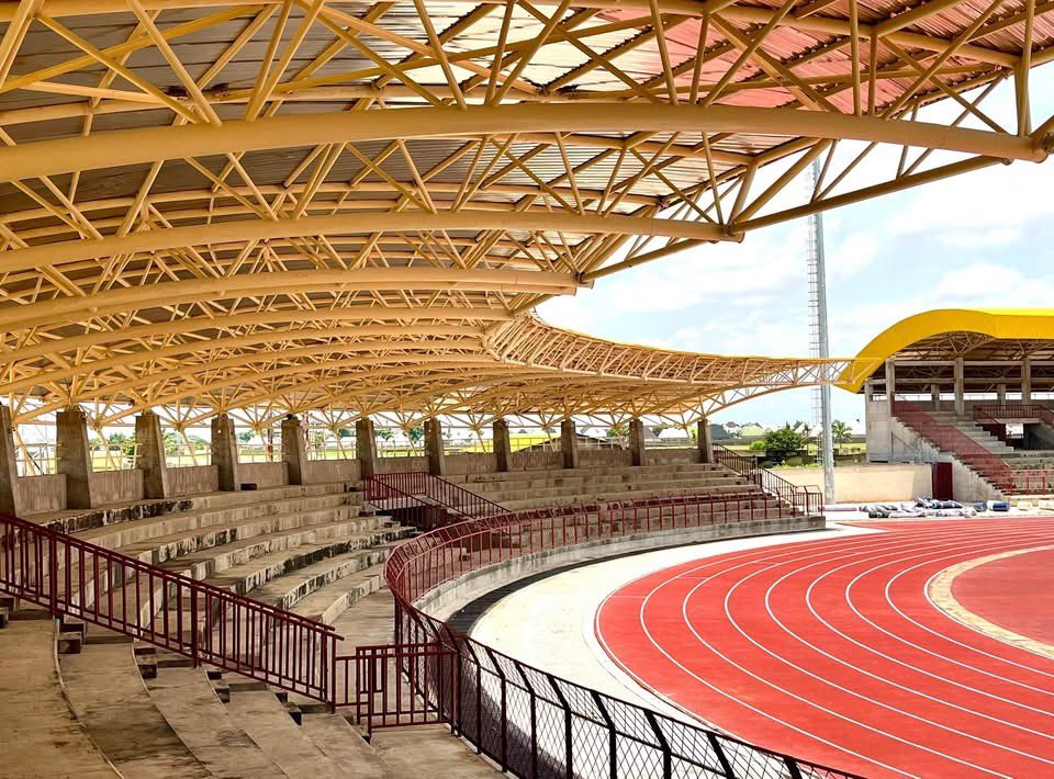 AdamawaLas79384's tweet photo. Adamawa Ultra-Modern Stadium is fast taking shape as roofing works have reached 95% completion level.

His Excellency Governor Ahmadu Umaru Fintiri is building lasting legacy projects across Adamawa State.
#FintiriIsWorking #GreaterAdamawa https://t.co/oyqIJYvDPu