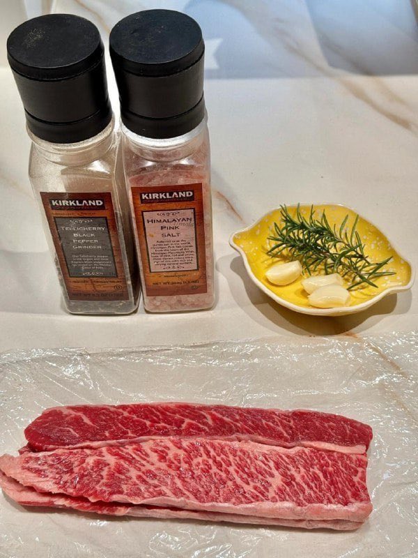 Dora_2Y's tweet photo. This is the fresh beef ribs I bought 🥩 I will be frying them using Trichori black pepper, Himalayan pink salt, garlic and rosemary 🍳🧈🌿🫙 https://t.co/5ViyE9ls9E