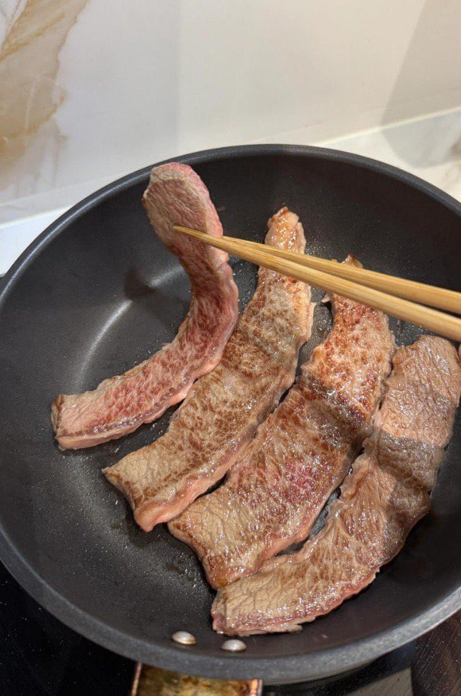 Dora_2Y's tweet photo. This is the fresh beef ribs I bought 🥩 I will be frying them using Trichori black pepper, Himalayan pink salt, garlic and rosemary 🍳🧈🌿🫙 https://t.co/5ViyE9ls9E