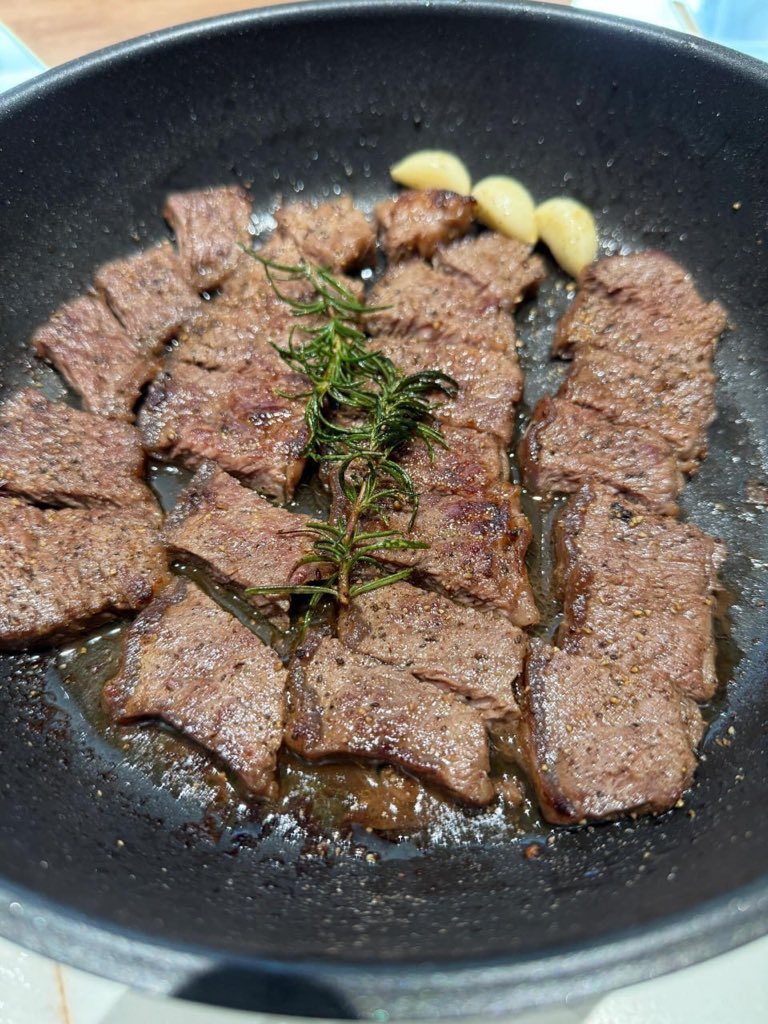 Dora_2Y's tweet photo. This is the fresh beef ribs I bought 🥩 I will be frying them using Trichori black pepper, Himalayan pink salt, garlic and rosemary 🍳🧈🌿🫙 https://t.co/5ViyE9ls9E