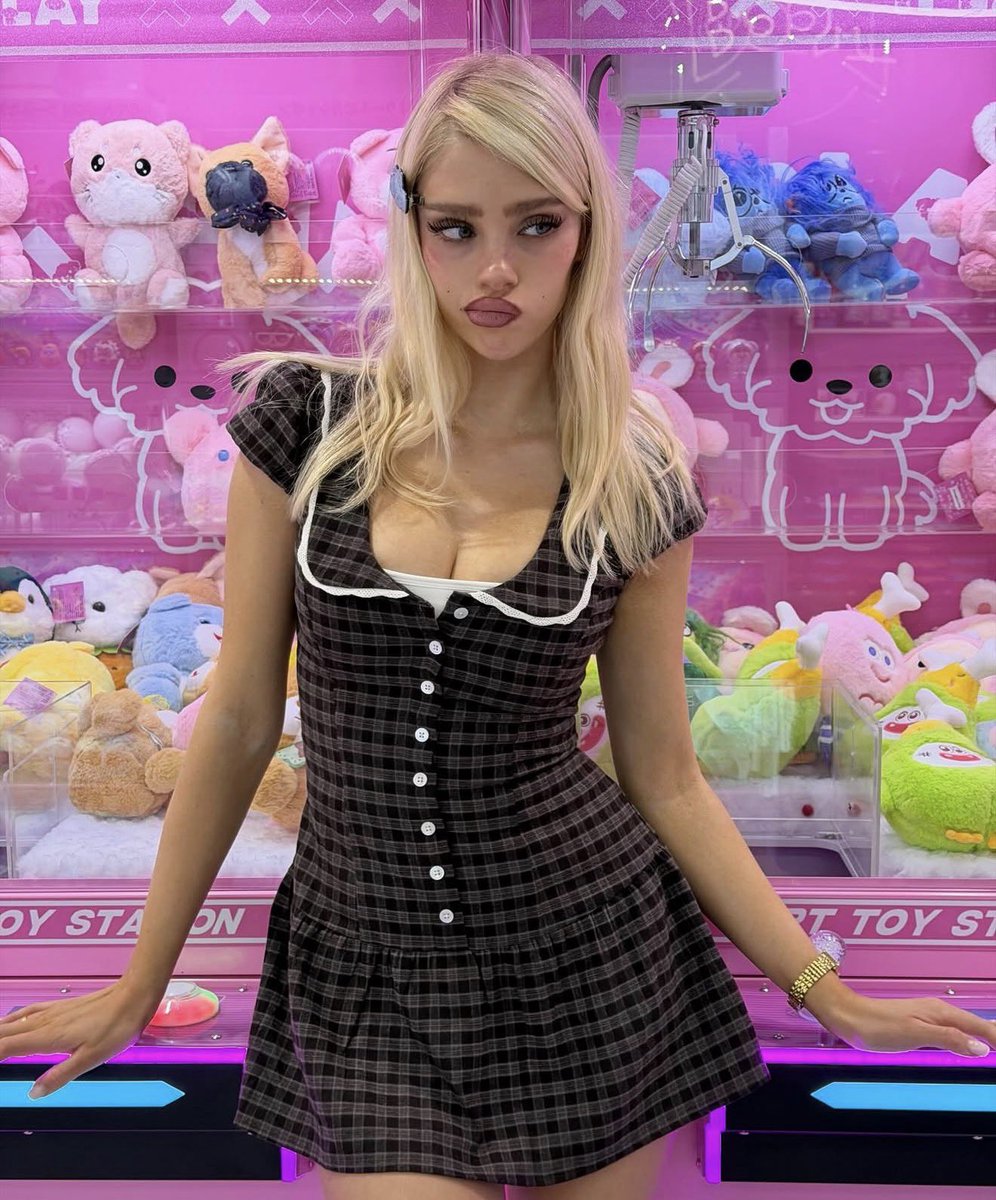 ohliveeuhs's tweet photo. Come visit the claw machine i heard a cutie is running it :) #BRIARCARNIVAL https://t.co/FmolBIiknT