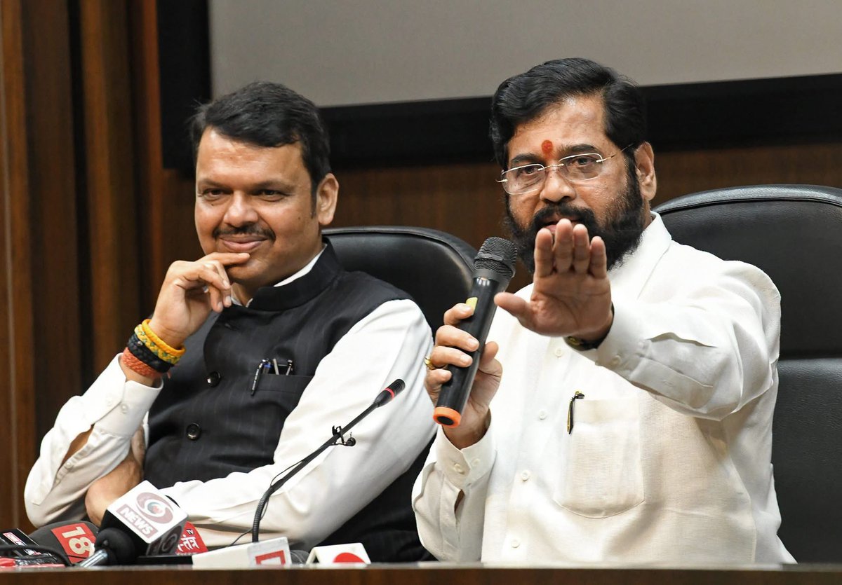 TheAnilkumarG94's tweet photo. शिंदे आणि फडणवीस दोघांना पण दिल्लीत कुणी बोलवतच नाही. हेच स्वतः हून जातात आणि इकडे मिडीयातून पेरतात की, तातडीने बोलवले. 

या अखंड देशात कोणालाही बोलवलं जात नाही. आणि मोदी शहा या दोघांनाच कशासाठी बोलवत असतील? 

अमित शहा आणि नरेंद्र मोदींना ही दोघंच महत्वाची वाटतात काय? यांना बोलावून प्रश्नच सुटणार आहेत.