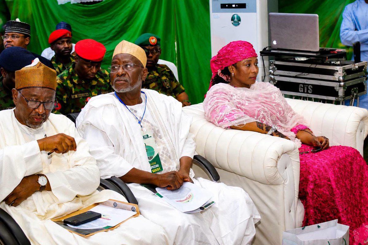 _GMTD's tweet photo. ENGR. MUTTAQHA RABE DARMA MINISTER OF HOUSING AND URBAN DEVELOPMENT YA HALARCI TARON TUNAWA DA MARIGAYI JANAR HASSAN USMAN KATSINA A KADUNA

Ministan Gidaje da Bunƙasa Birane, Engr. Muttaqha Rabe Darma, ya halarci babban taron tunawa da marigayi Janar Hassan Usman Katsina karo na uku a Kaduna, inda ya wakilci Shugaban Ƙasa, Asiwaju Bola Ahmed Tinubu, tare da gabatar da saƙon Shugaban Ƙasa a wajen taron.

An gudanar da taron ne domin tunawa da rayuwa, kishin ƙasa da irin gagarumar gudunmawar da marigayi Janar Hassan Usman Katsina ya bayar wajen ci gaban Najeriya da al’ummarta.