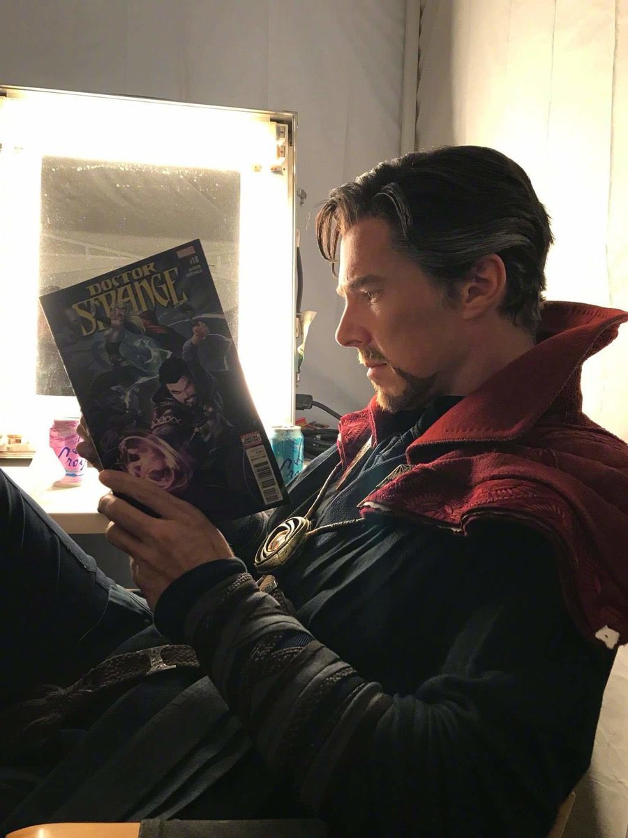 OocTobeyM's tweet photo. I love when actors read comics of their own character https://t.co/QAtOghf13g