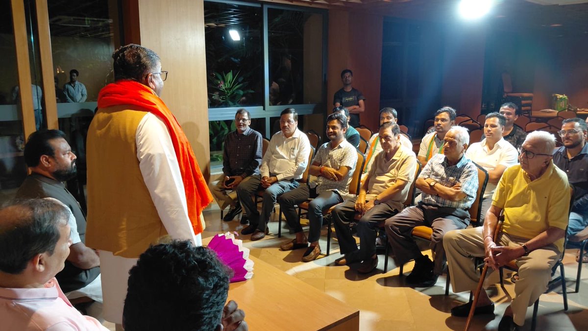 rsprasad's tweet photo. आज बांकीपुर विधानसभा के गोलघर मंडल अंतर्गत ‘द रेजिडेंसी अंबुजा सिटी सेंटर’ में स्थानीय प्रबुद्ध नागरिकों के साथ आयोजित बैठक में सम्मिलित हुआ।

बैठक में बांकीपुर के प्रमुख विकास कार्यों और NDA सरकार की उपलब्धियों पर विस्तार से चर्चा की। साथ ही सभी से आगामी उपचुनाव में NDA प्रत्याशी श्री नीरज कुमार सिन्हा जी को ऐतिहासिक बहुमत से विजयी बनाने का आग्रह किया।