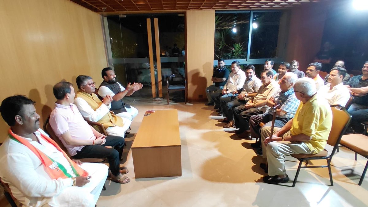 rsprasad's tweet photo. आज बांकीपुर विधानसभा के गोलघर मंडल अंतर्गत ‘द रेजिडेंसी अंबुजा सिटी सेंटर’ में स्थानीय प्रबुद्ध नागरिकों के साथ आयोजित बैठक में सम्मिलित हुआ।

बैठक में बांकीपुर के प्रमुख विकास कार्यों और NDA सरकार की उपलब्धियों पर विस्तार से चर्चा की। साथ ही सभी से आगामी उपचुनाव में NDA प्रत्याशी श्री नीरज कुमार सिन्हा जी को ऐतिहासिक बहुमत से विजयी बनाने का आग्रह किया।