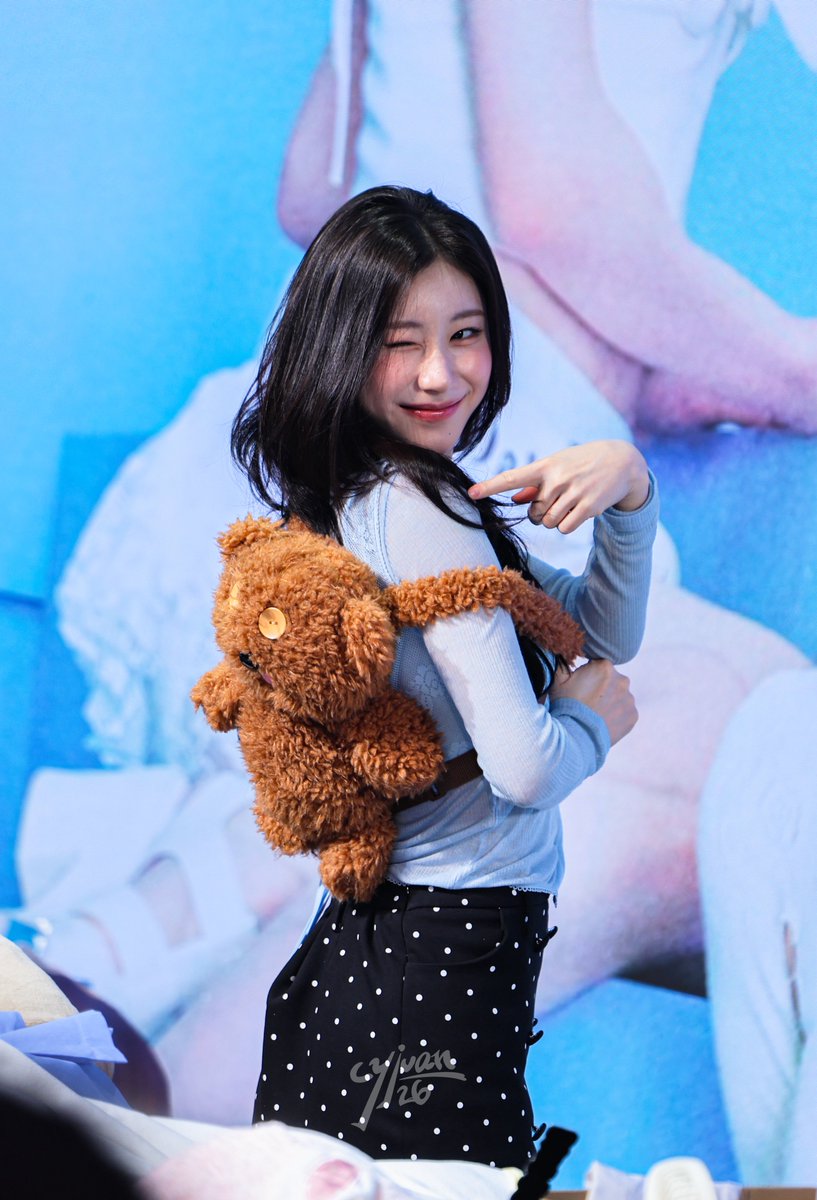 cyjuan26's tweet photo. 260725 KM
今天一直跟母星連結的領子😍

#ITZY #CHAERYEONG #있지 #채령 https://t.co/viWICOiFPi