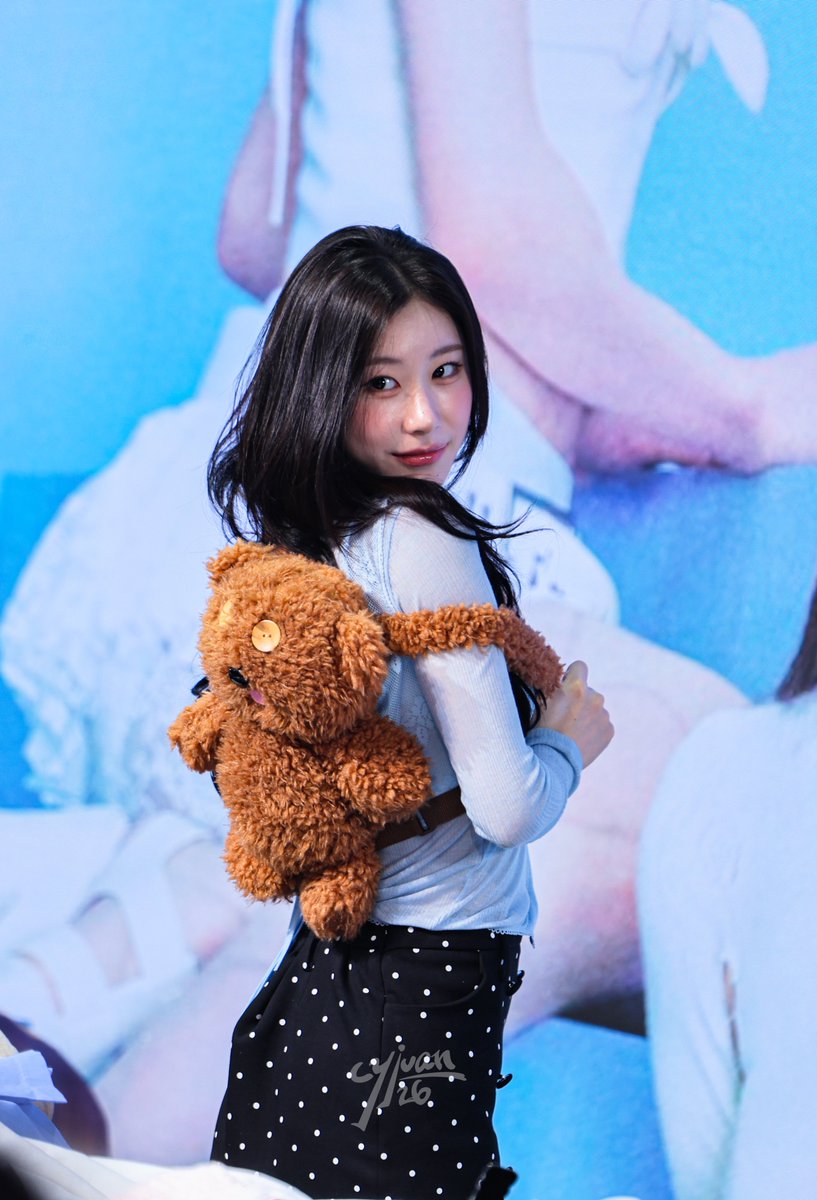 cyjuan26's tweet photo. 260725 KM
今天一直跟母星連結的領子😍

#ITZY #CHAERYEONG #있지 #채령 https://t.co/viWICOiFPi