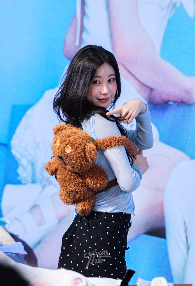 cyjuan26's tweet photo. 260725 KM
今天一直跟母星連結的領子😍

#ITZY #CHAERYEONG #있지 #채령 https://t.co/viWICOiFPi