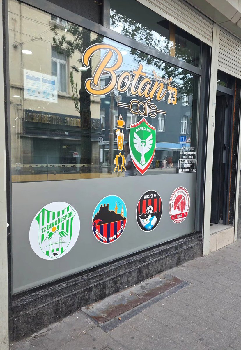 halkintakimi21's tweet photo. Belçika Antwerpte bir cafe görenleri adeta büyülüyor 

Halkın takımları yan yana ✌️ https://t.co/U8vM8gzgGR