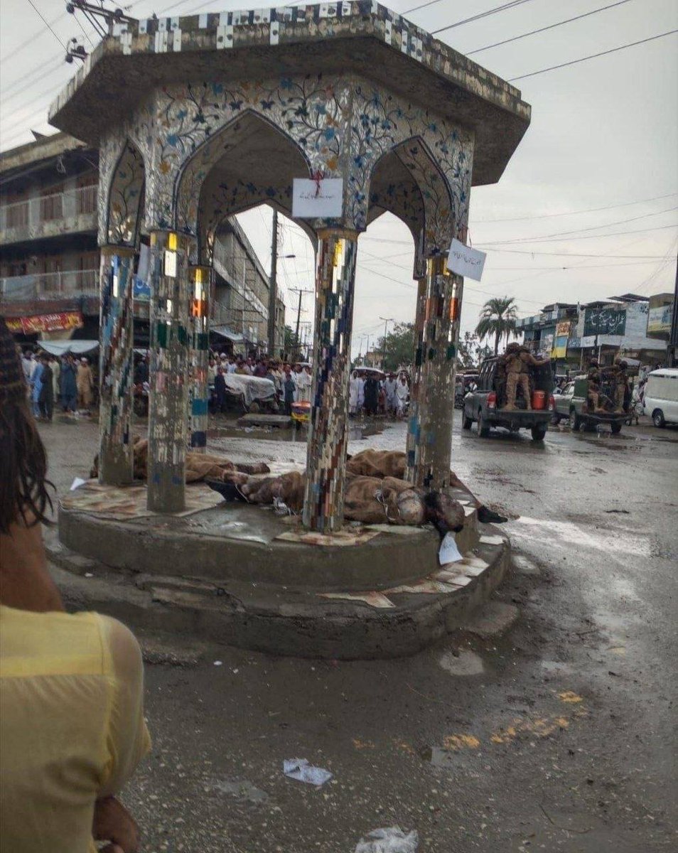 ShadowIND_IN's tweet photo. Good night, folks. 
Meanwhile in Pakistan... another day, another bizarre headline.
This time: unidentified bodies found in the main square of Tank Bazaar.
Pakistan really wakes up every day and asks, "How do we make today's headlines even stranger than yesterday's? https://t.co/mL0QcSGhQi