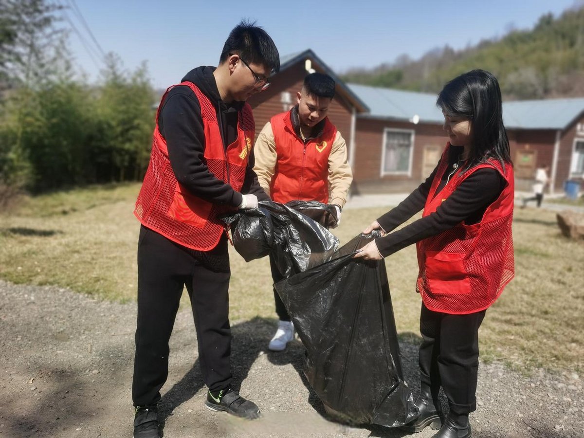 IdreesAnwar594's tweet photo. Community clean-up this Sat 9am at Central Park! Bring gloves u0026 reusable bags – let’s spruce up our neighborhood together! https://t.co/EXKqTOEuZv