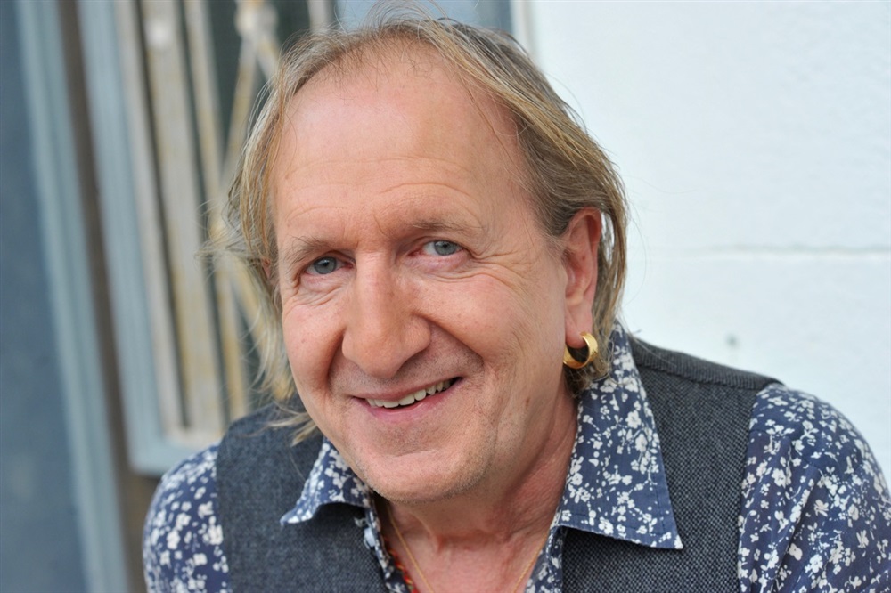 PBLVTF1's tweet photo. C'est avec émotion que nous apprenons le décès de l'acteur Christian Mazzuchini à 68 ans, d'une longue maladie. Figure marseillaise, il est apparu au cinéma et à la télé dans ~ 80 films.
En 2017, il jouait Bernard Juve dans #PBLV, un ancien commissaire alcoolique aidé par Léo. https://t.co/rAFwvuX0l8