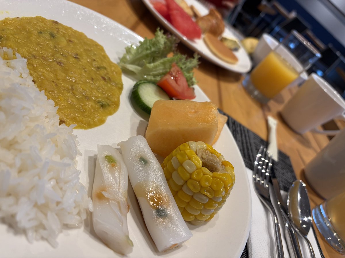 pyan0420's tweet photo. 🇭🇰朝から腸粉を食べ、夜はエッグタルト食べ放題イベントが発生し、𝓗𝓪𝓹𝓹𝔂✨

今晩から台風ぶち当たるのでシグナルエイトとかいう見たことない警報が出ている 去年はブラックレインストームでしたな、、
https://t.co/iCVfWwMNzO https://t.co/Slq1CbSCSn
