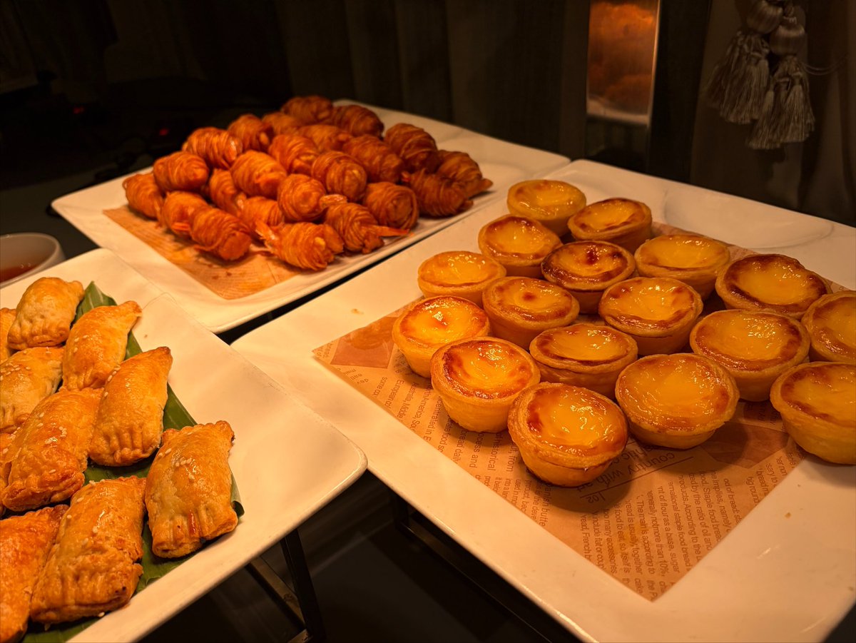 pyan0420's tweet photo. 🇭🇰朝から腸粉を食べ、夜はエッグタルト食べ放題イベントが発生し、𝓗𝓪𝓹𝓹𝔂✨

今晩から台風ぶち当たるのでシグナルエイトとかいう見たことない警報が出ている 去年はブラックレインストームでしたな、、
https://t.co/iCVfWwMNzO https://t.co/Slq1CbSCSn