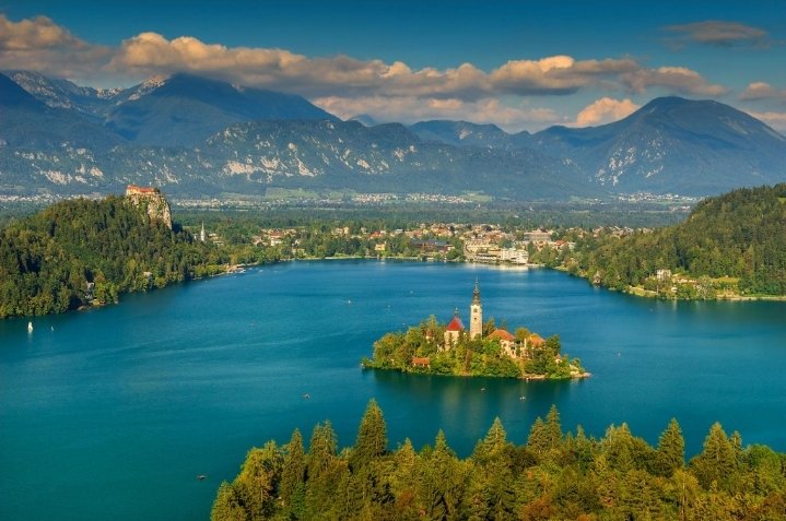 Jeremy4100's tweet photo. 🌴 Hidden Gem – Bled, Slovenia
Lake Bled, Slovenia 🇸🇮
A fairy-tale lake with an island church, a medieval castle, and breathtaking mountain scenery. It's one of Europe's most beautiful hidden gems.
💬 Would you rather visit Lake Bled in summer or winter?
#LakeBled #Slovenia #HiddenGem #TravelInspiration