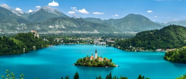 Jeremy4100's tweet photo. 🌴 Hidden Gem – Bled, Slovenia
Lake Bled, Slovenia 🇸🇮
A fairy-tale lake with an island church, a medieval castle, and breathtaking mountain scenery. It's one of Europe's most beautiful hidden gems.
💬 Would you rather visit Lake Bled in summer or winter?
#LakeBled #Slovenia #HiddenGem #TravelInspiration
