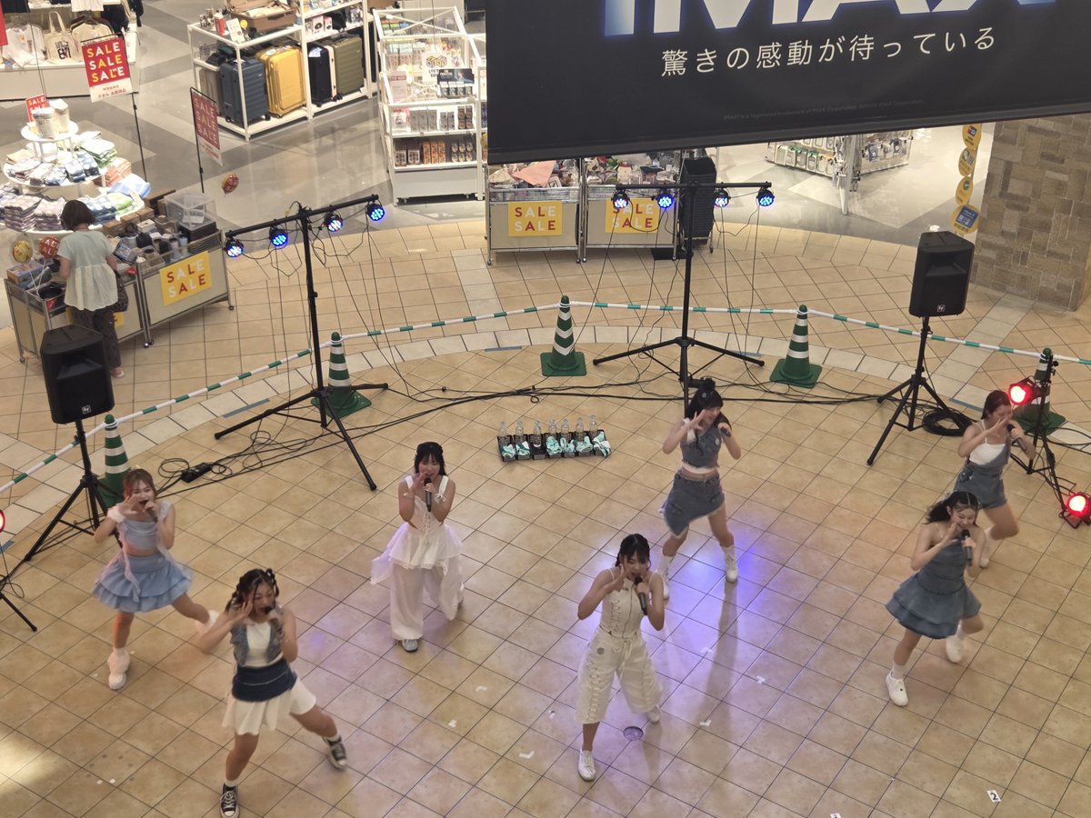 symphony0425's tweet photo. もう1組、かわいい女の子ちゃんたちも少しだけ観れた。
10代の7人組ダンスボーカルグループ #AquaLuce
まだ今年4月に結成されたばかりとのこと。グループ名の由来が素敵✨
ダンスがめちゃくちゃかっこよくて、歌うまでハーモニーも素晴らしい👌
『タマシイレボリューション』めっちゃ良かったよー💯 https://t.co/EAAxfgQjQa