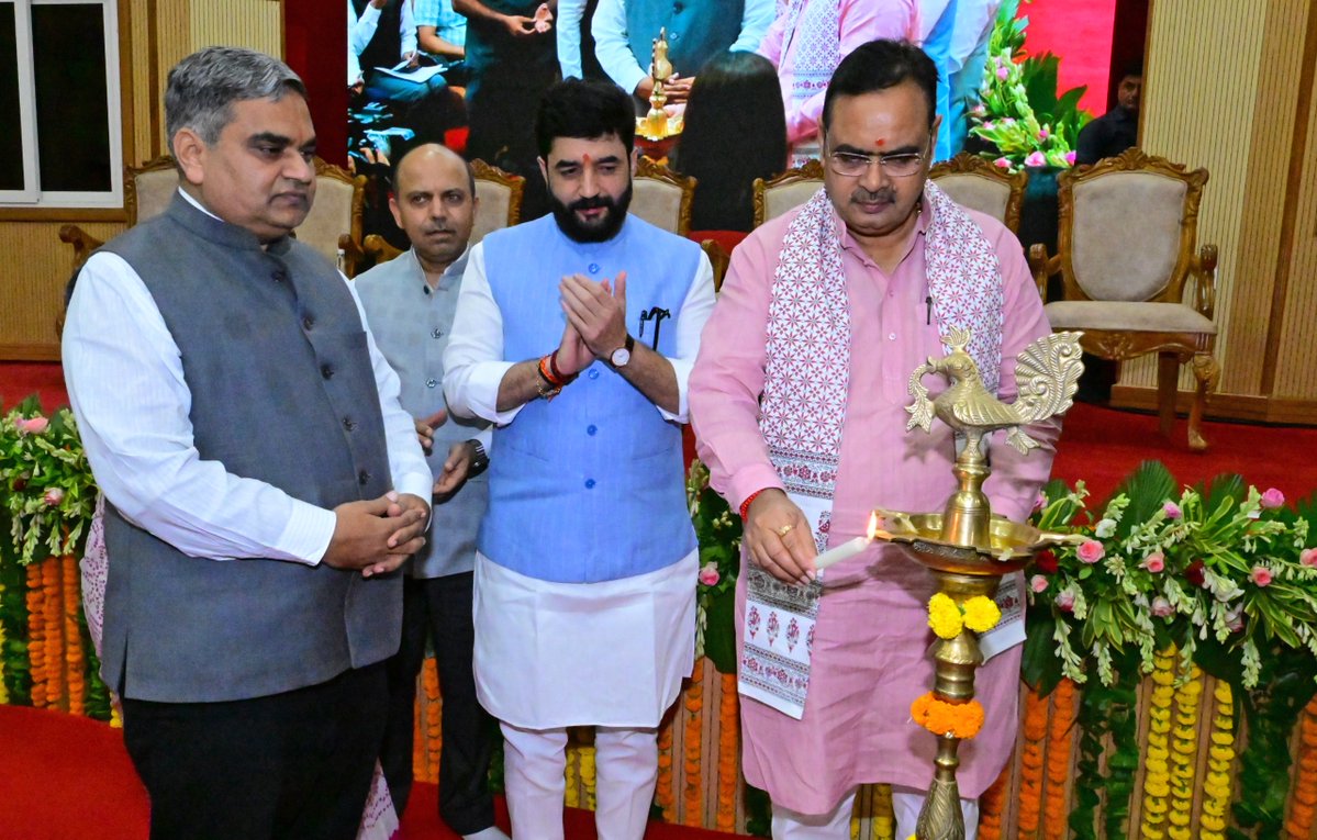 BhajanlalBjp's tweet photo. आज हरिश्चंद्र माथुर राजस्थान राज्य लोक प्रशासन संस्थान में 'भारत टैक्सी' योजना का भव्य शुभारम्भ किया। 

यह अभिनव पहल हमारे प्रदेश के युवाओं के लिए स्वरोजगार और आत्मनिर्भरता के नए अवसर भी सृजित करेगी। इस योजना से जुड़े सारथी सिर्फ कर्मचारी नहीं बल्कि इसके मालिक होंगे।

आदरणीय प्रधानमंत्री श्री @narendramodi जी के दूरदर्शी नेतृत्व और माननीय गृह एवं सहकारिता मंत्री  श्री @AmitShah जी के मार्गदर्शन में यह पहल देश में सहकारिता क्षेत्र को नई ऊँचाइयों पर ले जाएगी। 'सहकार से समृद्धि' का यह संकल्प हमारे सारथी भाई-बहनों और आम नागरिकों को सशक्त बनाने की दिशा में एक ऐतिहासिक कदम है।

इस दौरान माननीय केंद्रीय सहकारिता राज्य मंत्री श्री @mohol_murlidhar जी, राज्य के सहकारिता मंत्री श्री @DakMla जी सहित अन्य जनप्रतिनिधिगण, गणमान्य जन उपस्थित रहे।