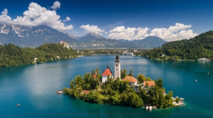 Jeremy4100's tweet photo. 🌴 Hidden Gem – Bled, Slovenia
Lake Bled, Slovenia 🇸🇮
A fairy-tale lake with an island church, a medieval castle, and breathtaking mountain scenery. It's one of Europe's most beautiful hidden gems.
💬 Would you rather visit Lake Bled in summer or winter?
#LakeBled #Slovenia #HiddenGem #TravelInspiration