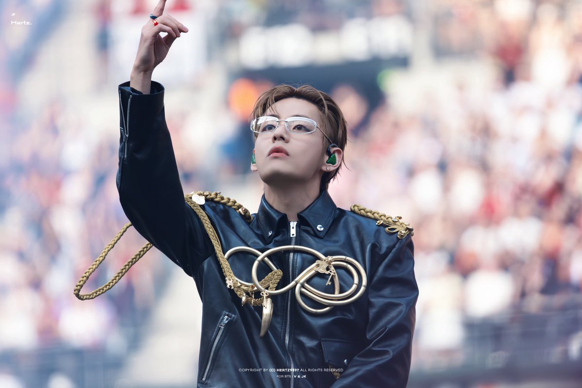 Hertz9597's tweet photo. 260718
안경……멋이다…..

#뷔 #태형 #TAEHYUNG 
#방탄소년단 #BTS @BTS_twt https://t.co/T3dF09LI91