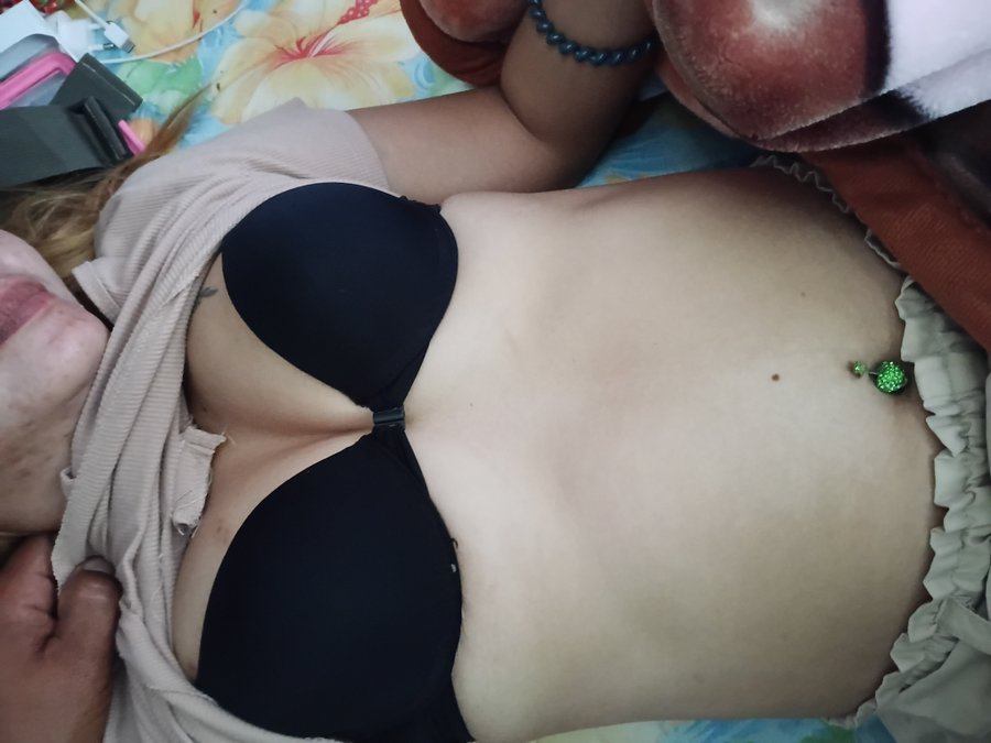 Nadiaborn's tweet photo. Meri Bra Kaisi Lag rahi Comment Karke Batao 😊 https://t.co/a5oY1MI9ro