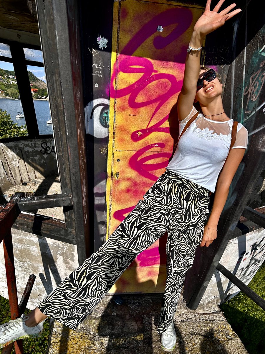 gnomgnomych11's tweet photo. Chasing sunshine, not perfection☀️✨.

#gnomgnomych11 #Travel #StreetArt #SummerVibes #GoodVibes #Adventure. https://t.co/GRcoPZXqk6