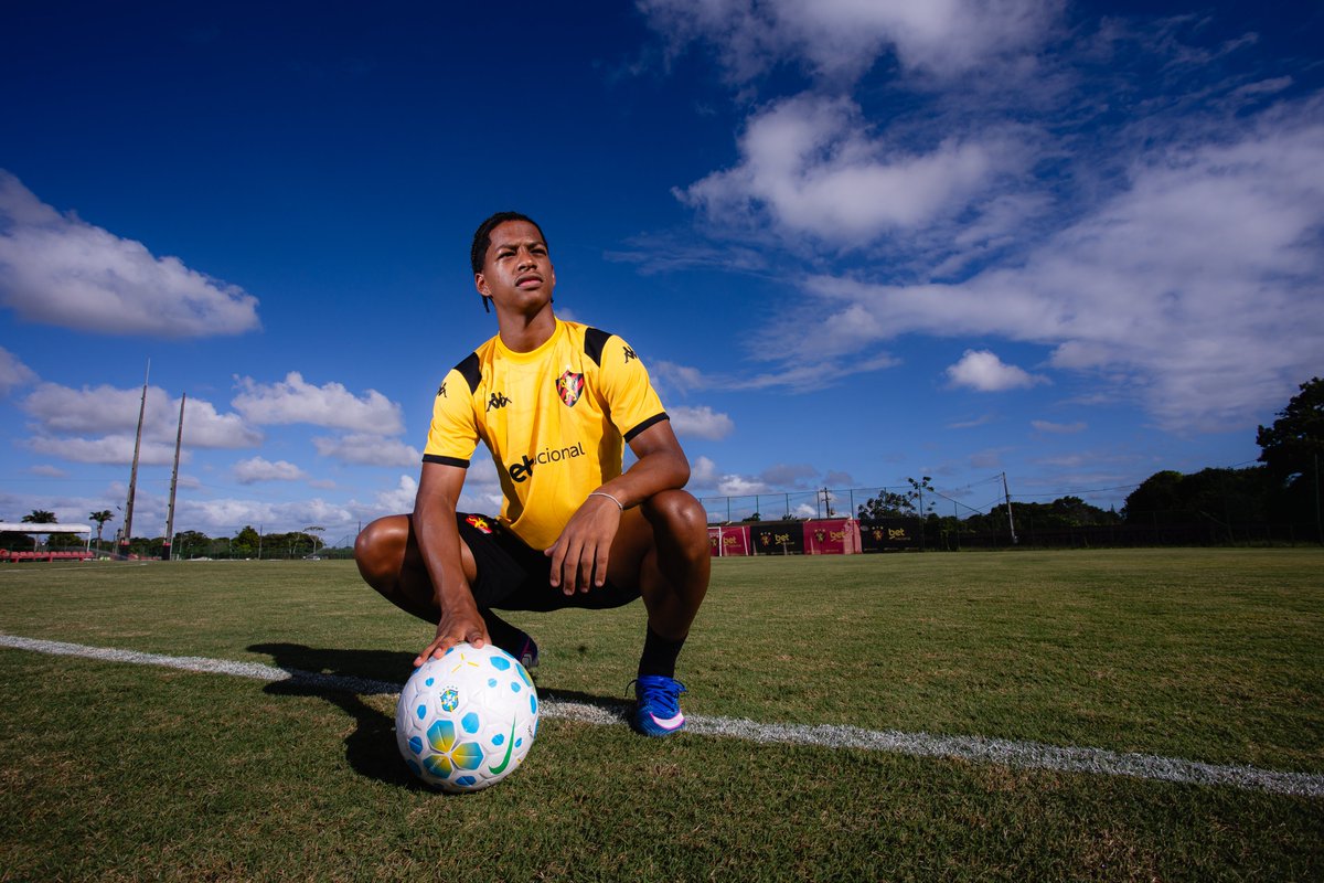 CaioAlves's tweet photo. Como joga Zé Lucas?

José Lucas Gomes da Silva, brasileiro de 18 anos, foi contratado pelo Cruzeiro. O meio-campista tem 1,74 m, 70 kg e nasceu em Vitória de Santo Antão, Pernambuco.

Foi formado e revelado pelo Sport.

Abaixo, destaco os principais pontos sobre o atleta. Se gostar e puder engajar, ajudaria a divulgar o trabalho. Também estou em https://t.co/f7psA9LQiR, fornecendo análises exclusivas, comunidade no Telegram e curadoria sobre futebol.

Controle e ritmo: Zé Lucas é meio-campista de gerir passes a todo momento. Ativo na zona da bola, se oferece muito. Demonstra personalidade para assumir riscos. Não se isola no setor. Já foi utilizado como extremo nas categorias de base, por isso a naturalidade para pisar no campo rival e nos últimos metros.

Precocidade: Podemos falar sobre o momento exato ou não de estrear entre os adultos, mas fato é que respondeu bem. Foi colocado em cenários mais complexos e provocadores e deu conta do recado. Ótimo sinal.

Flamengo: A proposta era para compor o time de base, o que seria um erro grave. Entendo que ainda não é um jogador pronto, mas mantê-lo no sub-20 seria frear o desenvolvimento já visto no time principal.

Técnica: Muito habilidoso. Costuma dar continuidade às jogadas, bate pressões através de dribles curtos e giros. Alguns domínios são feitos com a sola — o que não é necessariamente um problema.

De costas: Sob pressão, as respostas não são tão evoluídas. Entrega mais um jogo a dois toques, mas raramente expõe a equipe. Tem bom desempenho.

Thiago Alcântara: Um ponto de destaque é como alguns domínios, intencionalmente ou não, são idênticos aos do hispano-brasileiro (antes da bola chegar, mapeia, indica que vai orientar para um lado e, quando o oponente cai na armadilha, sai para o oposto). Não o faz sempre, mas tem o costume.

Jogo longo: Bom aproveitamento. Passes bem direcionados, sejam cavados ou inversões. Ainda falta um pouco de potência, mas a leitura é boa. Também por isso, cruza bem (melhor da intermediária do que nos corredores laterais).

Duelos aéreos: Postura surpreendente para o biotipo e a estatura. Naturalmente, leva menos vantagem, mas tem boa impulsão e sabe tomar a frente pré-duelo.

Segundas bolas: Justamente por estar muito no campo rival, vai bem nos rebotes. Posicionamento correto na frente da área.

Fase defensiva: Postura é bem simplista, ainda precisa evoluir na abordagem. É ativo, mas falta timing e proximidade ao oponente. Questão de ajustes.

Ambidestria: Ideal é que desenvolva melhor o jogo com o pé não-dominante. Utiliza a esquerda, mas ainda há discrepância.

Finalizando: Outro ponto a melhorar, sobretudo por vencer muitas segundas bolas. Questão de corrigir o corpo pré-batida e dar mais direcionamento.

Nível: B para o contexto do Cruzeiro. Não vejo, hoje, um teto para o primeiro escalão, mas é inegável que há talento e personalidade para ser protagonista no Brasil em até duas temporadas. Vai ajudar muito.