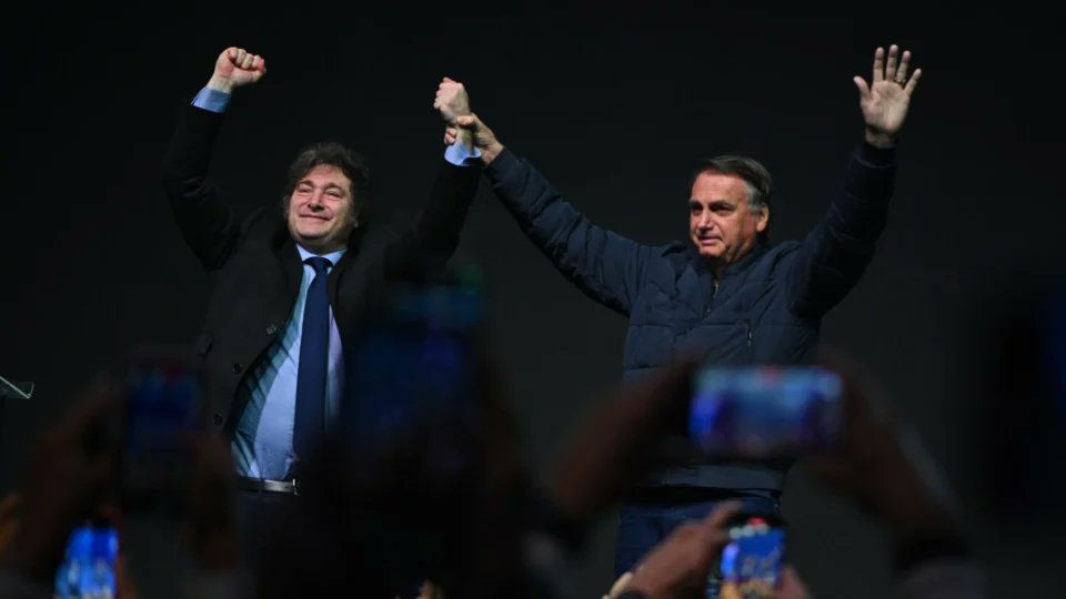gazetadopovo's tweet photo. Proibição de Milei visitar Bolsonaro agrava imagem autoritária do STF no exterior:  https://t.co/Uz69CQ6R5f https://t.co/xCKqRZh3yM