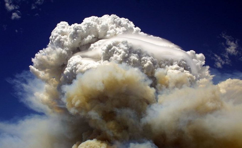 LeDirectInfo's tweet photo. 🔥🇫🇷 URGENT l  Les évacuations près de Bordeaux ont été décidées face à un "orage de feu", une première en France https://t.co/1eiliwQBvY
