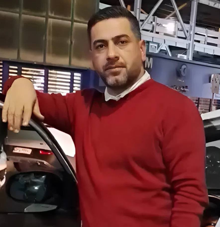 WarriorKampfer's tweet photo. قهرمانا همیشه توی فیلم‌ها نیستن؛ گاهی همون همسایه‌ای‌ان که درِ خونه‌شو به روی بقیه باز می‌کنه…
#محمد_جباری https://t.co/drBF1jfLLQ