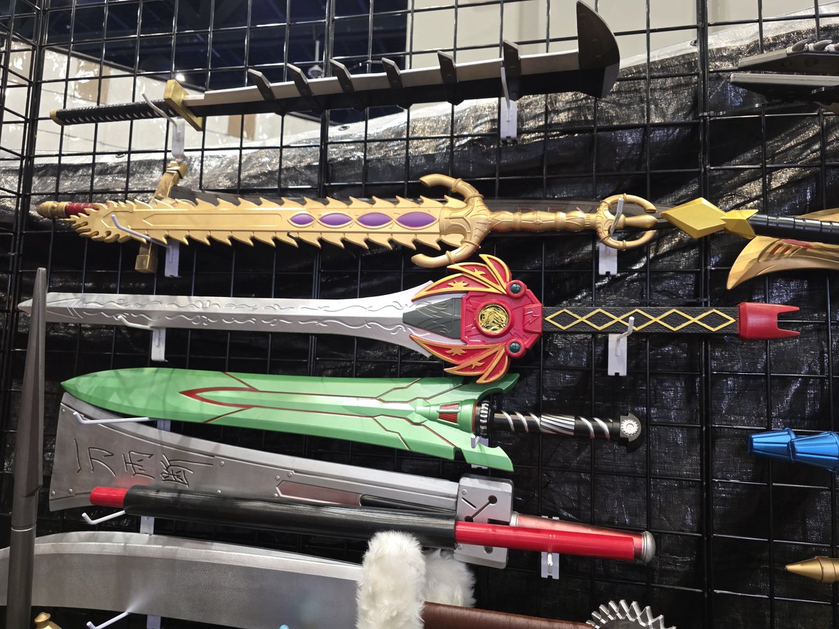 razzle1337's tweet photo. Prop replicas but the booth had no name https://t.co/TtzrxjOjma