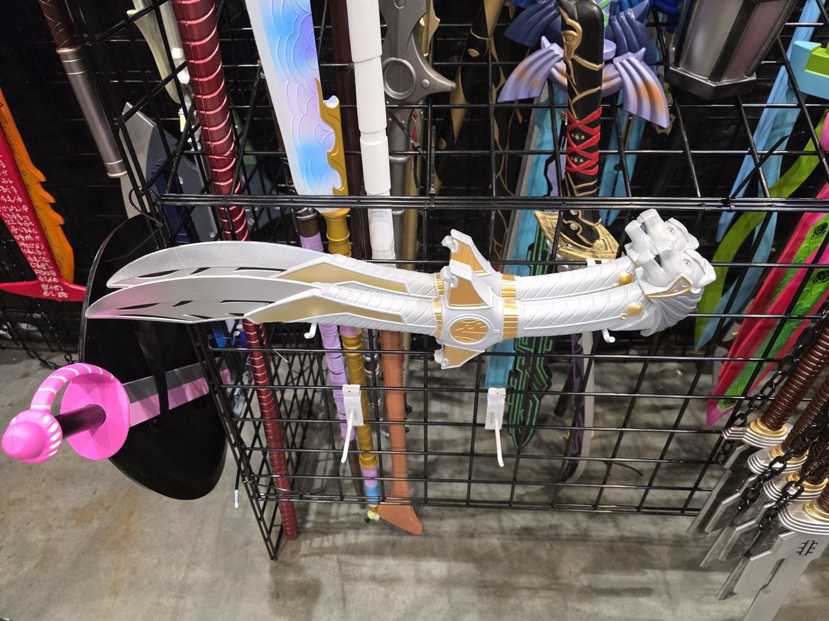 razzle1337's tweet photo. Prop replicas but the booth had no name https://t.co/TtzrxjOjma