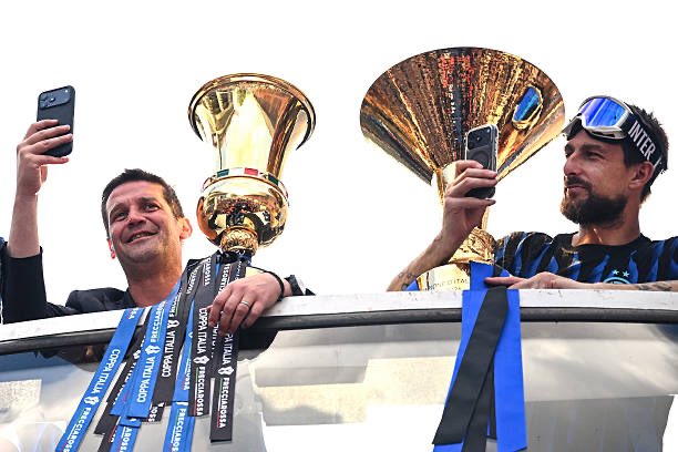 FansNerazzurri's tweet photo. 𝐉𝐈𝐊𝐀 𝐏𝐀𝐕𝐀𝐑𝐃 𝐇𝐄𝐍𝐆𝐊𝐀𝐍𝐆, 𝐈𝐍𝐓𝐄𝐑 𝐀𝐊𝐀𝐍 𝐂𝐀𝐑𝐈 𝐒𝐎𝐒𝐎𝐊 𝐏𝐄𝐌𝐀𝐈𝐍 𝐁𝐄𝐋𝐀𝐊𝐀𝐍𝐆 𝐕𝐄𝐑𝐄𝐑𝐀𝐍

Nama mantan bek Bayern Munich ta sepenuhnya pasti bertahan, ia harus meyakinkan manajemen klub dan terutama Cristian Chivu agar bisa terus berseragam Inter.

Kabar terbaru ada klub asal Arab Saudi yang bersedia merekrutnya dan Nerazzurri terbuka untuk menjualnya.

Jika Pavard terjual maka Inter akan mendatangkan tipikal pemain belakang veteran, mental juara dan memberi dampak untuk ruang ganti, seperti halnya Francesco Acerbi di beberapa musim terakhir.