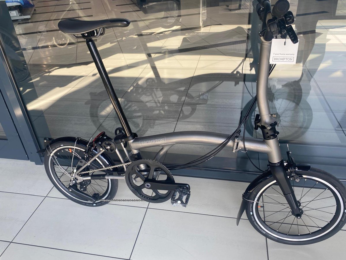 AleRower's tweet photo. Brompton T Line, czyli jak to opisał klient: rower - rakieta.
Tytanowa rama, 12 biegów i tarcza korby zmieniona na większą: Brompton Superlight 56T.
Cena 24 600 zł. 
Klient jest kierowcą ciężarówki, a w przerwach od pracy kręcił kilometry na stalowym Brompton C Line z 6 biegami. https://t.co/uXxYy6fE2V