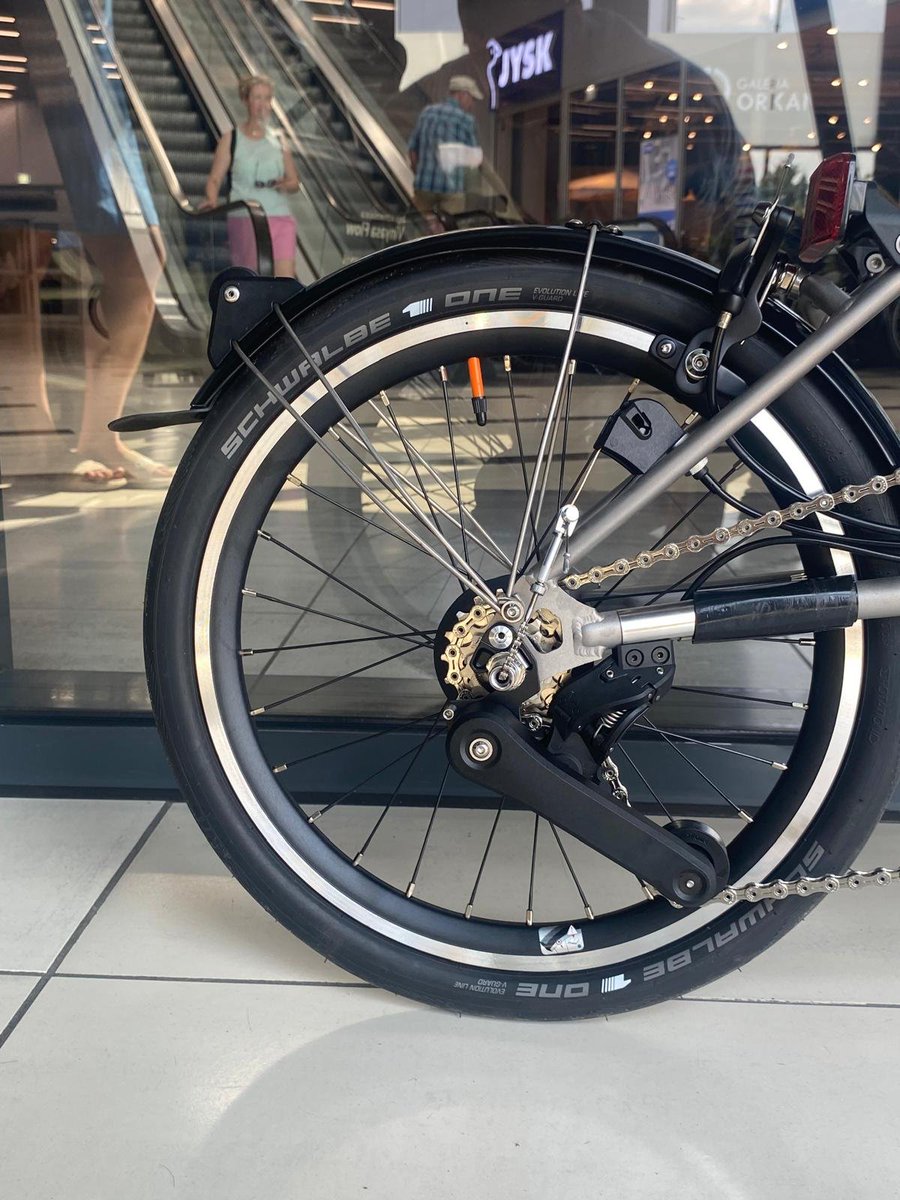 AleRower's tweet photo. Brompton T Line, czyli jak to opisał klient: rower - rakieta.
Tytanowa rama, 12 biegów i tarcza korby zmieniona na większą: Brompton Superlight 56T.
Cena 24 600 zł. 
Klient jest kierowcą ciężarówki, a w przerwach od pracy kręcił kilometry na stalowym Brompton C Line z 6 biegami. https://t.co/uXxYy6fE2V